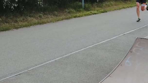 Молодой Человек Спортивной Одежде Участвует Польском Триатлоне — стоковое видео