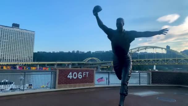 Bill Mazeroski Black Color Statue Baseball Player Bill Mazeroski Statue — Vídeo de stock