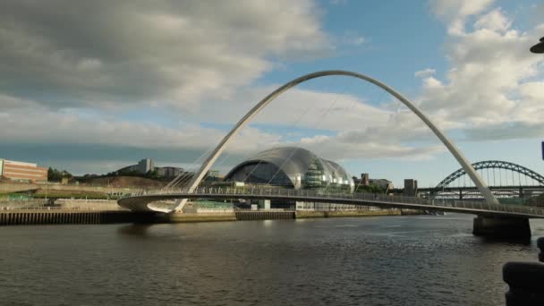 Beautiful Shot Gateshead Millennium Bridge — Stock video