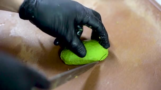 Closeup Shot Man Hands Black Gloves Cutting Peeled Avocado Slices — Vídeo de Stock