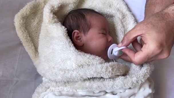 Bayi Yang Tenang Berbaring Atas Seprei Putih Menikmati Tidur Siang — Stok Video