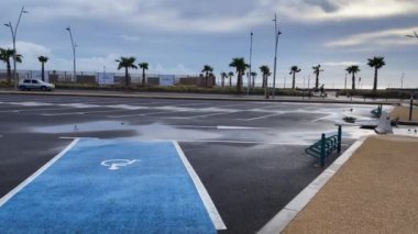 Covid-19 salgını sırasında boş bir otopark.