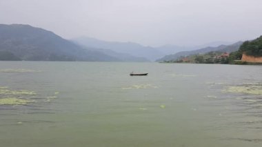 Phewa Gölü manzarası - Nepal 'deki en büyük ikinci tatlı su gölü.