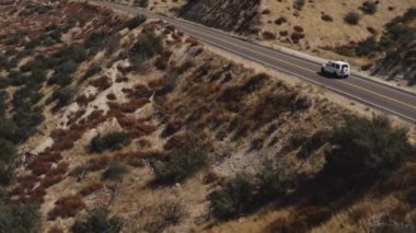 Mercedes G 'nin hava görüntüsü Palmdale, California, ABD' den geçiyor.
