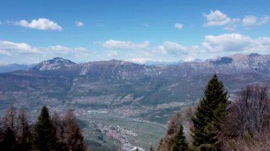 İtalya 'da bulutlu bir arka planda kırsal bir bölgedeki kayalık dağların hava görüntüleri.