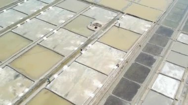 Güneşli bir sabahta tuz göletlerinin havadan görünüşü