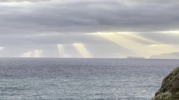 朝の太陽の光が雲から出て海に輝き — ストック動画