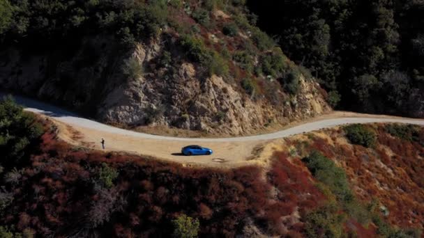 Een Prachtig Uitzicht Een Blauwe Tesla Een Bergweg Mount Baldy — Stockvideo