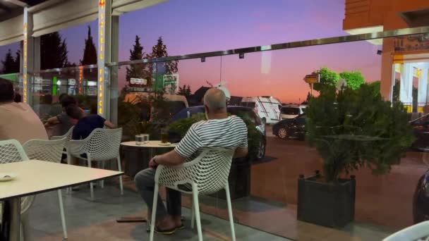 Homem Velho Sentado Terraço Uma Cafetaria Com Chá Hortelã Mesa — Vídeo de Stock