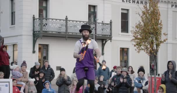 Street Performer Juggling Fire Sticks Unicycle Entertaining Crowd Queenstown — 비디오