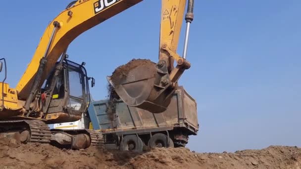 Une Excavatrice Coupant Moorum Sol Chargeant Dans Camion Benne Camion — Video
