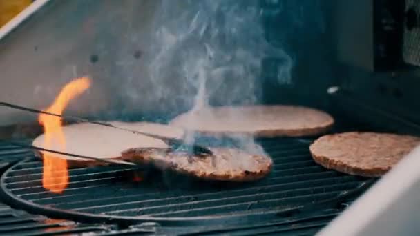 Flipping Some Burgers Barbecue Flames Coming Out — Αρχείο Βίντεο