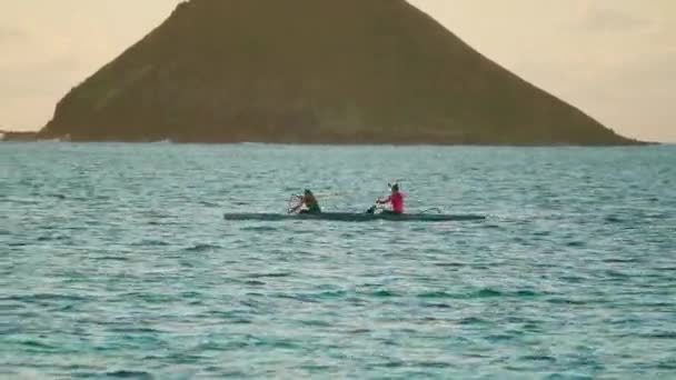 Couple Kayaking Water Lanikai Beach Honolulu Hawaii — Stockvideo