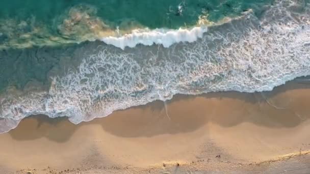 Uma Filmagem Aérea Uma Bela Praia Areia Com Ondas Calmas — Vídeo de Stock