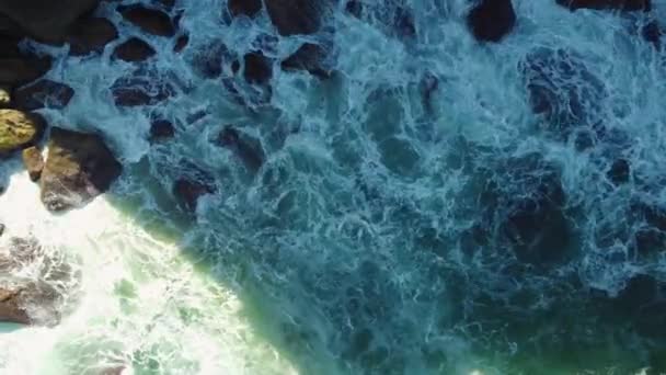Drone Beelden Van Rotsachtige Kust Zachte Oceaangolven Die Kliffen Raken — Stockvideo
