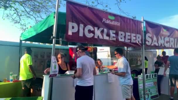 Pickle Milovníci Turisté Pittsburghu Čekají Frontě Nakládané Pivo Během Picklesburghu — Stock video