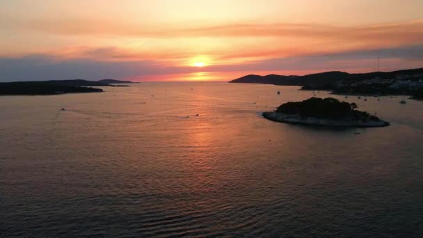 Malownicze Ujęcie Złotego Kolorowego Zachodu Słońca Nad Morzem Otoczone Wzgórzami — Wideo stockowe