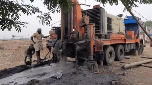 Laborer Tying Borewell Drilling Pipe Rope Getting Stuck Borewell Drilling — Vídeo de stock