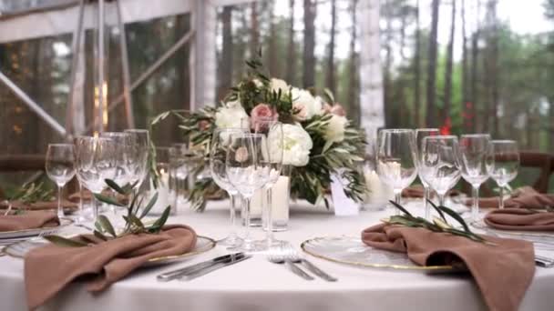 礼仪餐桌为举行仪式而精心安排的餐桌 — 图库视频影像
