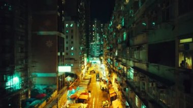 Geceleri ikonik Hong Kong siluetinin gökyüzü görüntüsü.