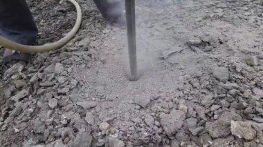 Bu, yıkım kayasının yaz aylarındaki kaya matkaplı görüntüsü.
