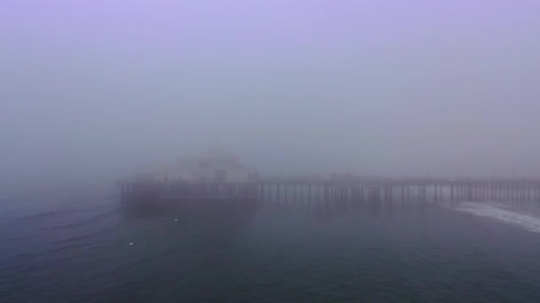 Una Hermosa Vista Del Muelle Santa Mónica California Espesa Niebla — Vídeo de stock