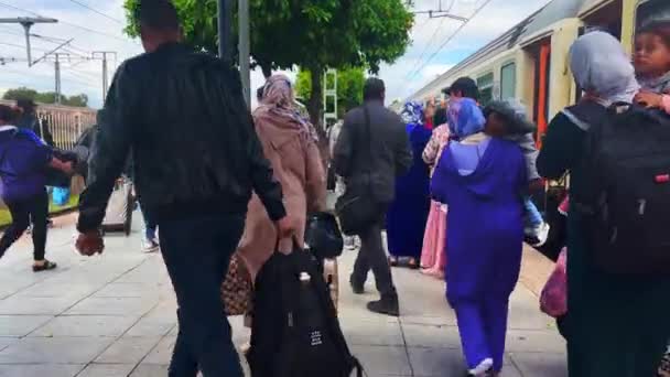 Les Marocains Dirigent Vers Sortie Gare Fès — Video