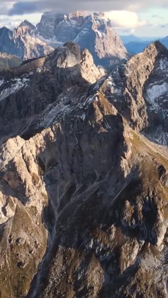 Vertical Aerial Footage Rocky Mountain Range Sunny Day — Vídeo de stock