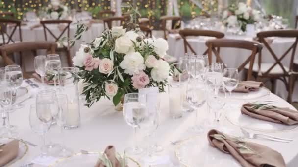 Крупним Планом Вид Весільні Квіти Прикрашений Набір Столів Готовий Вечірки — стокове відео