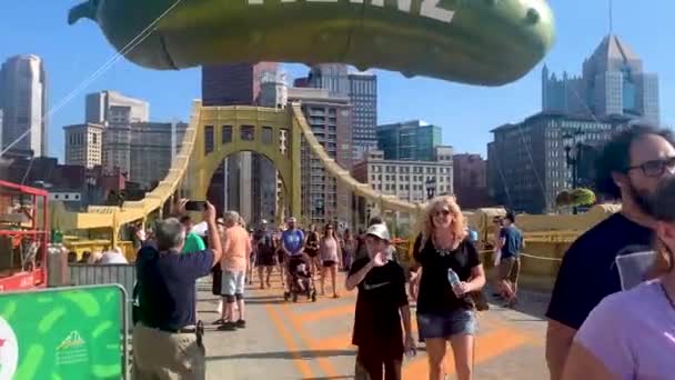 夏季在宾夕法尼亚州匹兹堡举行的泡菜节期间 人们围观着泡菜节 空气中飘扬着巨大的海因茨泡菜气球 — 图库视频影像