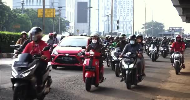 Jakarta Indonesia June 2022 View Busy Traffic Motorcycles Dominating Highway — Stockvideo