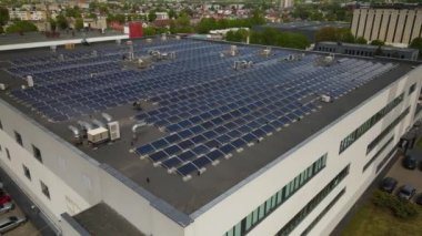 Kaunas, Litvanya 'da güneş panelleri olan güzel bir ev manzarası.