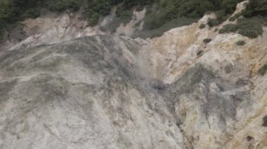 St. Lucia Adası 'ndaki volkanın kabaran krateri.