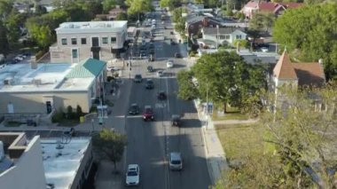 Güneşli bir sabahta modern bir şehirde bir yol ve binaların havadan görüntüsü.