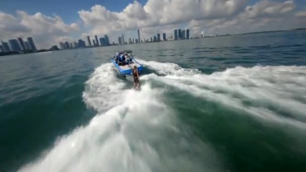 Een Prachtig Drone Shot Van Een Man Skim Boarding Miami — Stockvideo