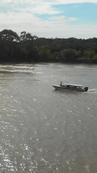 Vertical Drone Footage Motorboat Floating Grayish Water Surface — Stockvideo