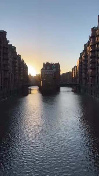 Vertical View River Passing Buildings Sunset — Stock Video