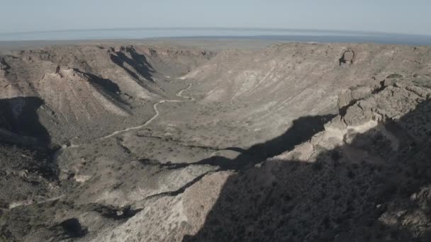 Aerial View Couple Standing Rocky Cliff Overlooking Valley — Video