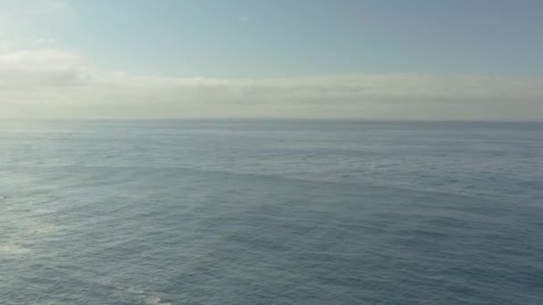 Una Hermosa Vista Mar Tranquilo Con Fondo Cielo Azul — Vídeos de Stock