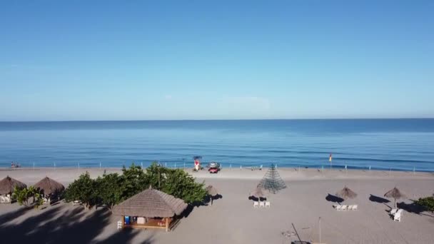 Schöne Aussicht Auf Ruhiges Klares Meer Und Öffentlichen Strand — Stockvideo