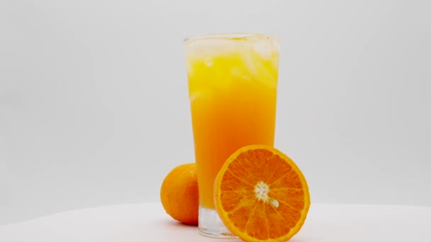 Ένα Κοντινό Πλάνο Ενός Ποτηριού Φρέσκου Χυμού Πορτοκαλιού Και Φρούτων — Αρχείο Βίντεο