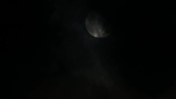 月は暗い雲に覆われて下に移動し その後暗闇 月は下に移動 — ストック動画