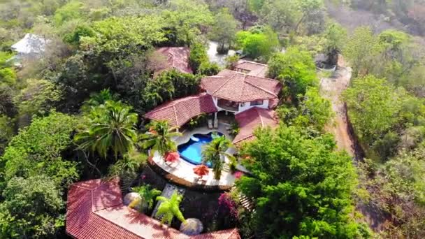 Kosta Rika Yeşilliklerle Çevrili Açık Havuzu Olan Bir Otelin Havadan — Stok video
