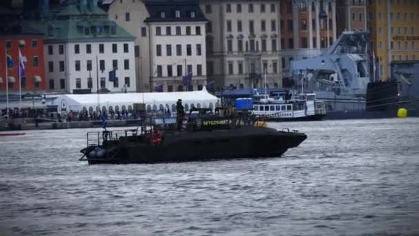 斯德哥尔摩港一艘军用船的特写 — 图库视频影像