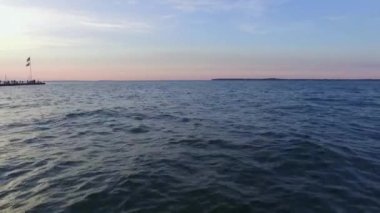 Gün batımında güzel bir deniz manzarası.