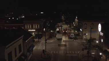 Naperville Illinois 'in küçük bir kasabadaki rastgele sokaklarını gösteren bir insansız hava aracı.