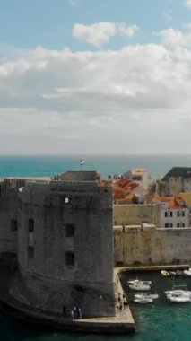 Hırvatistan 'ın Dubrovnik Eski Kasabasının dikey insansız hava aracı görüntüleri.