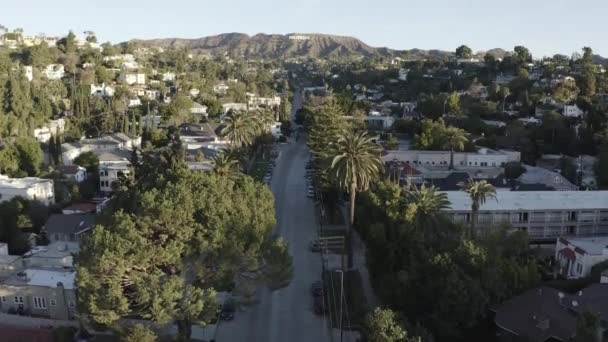 カリフォルニア州Laの昼間のリー山の下の美しいハリウッドの空中ドローン映像 — ストック動画