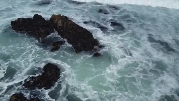 Aerial Footage Ocean Waves Hitting Rocks — Video Stock