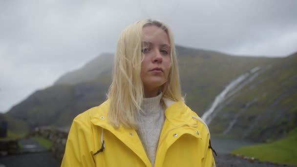 Closeup Footage Blonde Caucasian Woman Yellow Raincoat Windy Day — Vídeo de stock